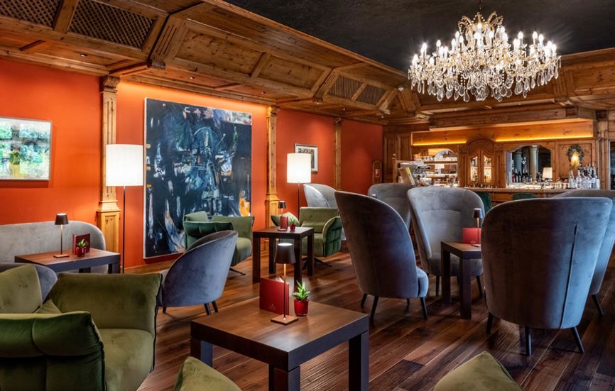 Unsere großzügige und gemütliche Bar - Hotel Santer mit Restaurant in Toblach