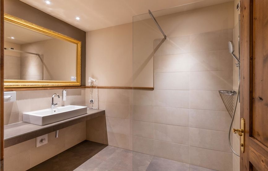 Badezimmer mit Dusche und Waschbecken - Romantik Suite Lodge